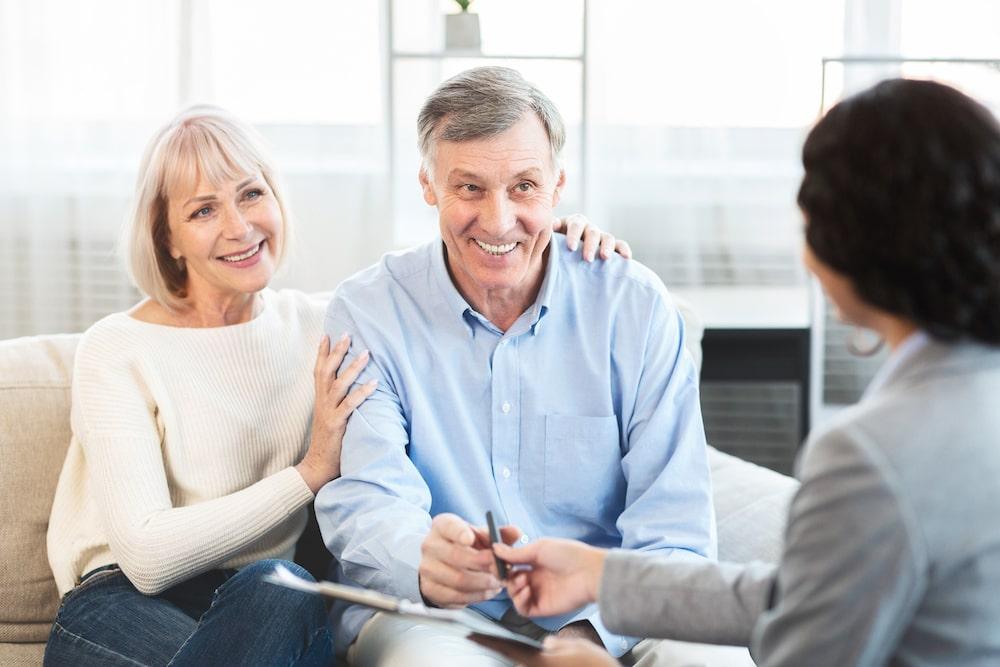 Un couple de seniors signe des documents