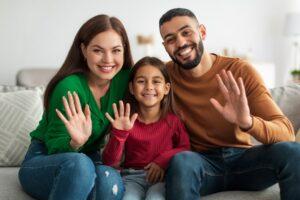 Portrait d'une famille qui salue la caméra